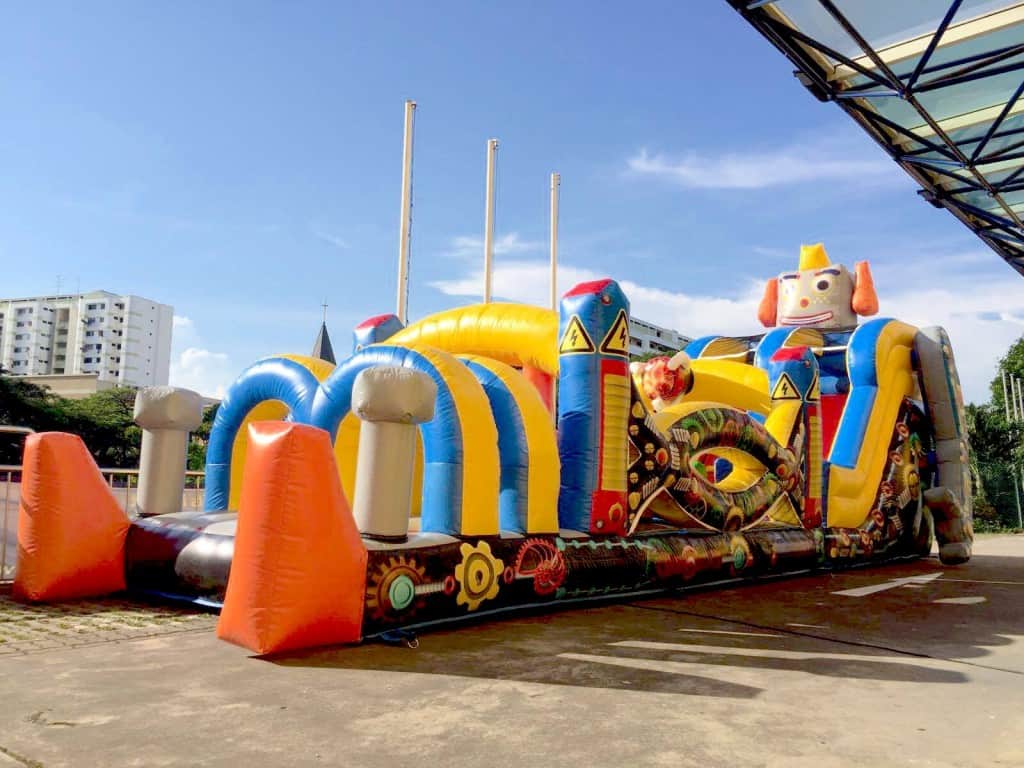 robot-inflatable-obstacle-course